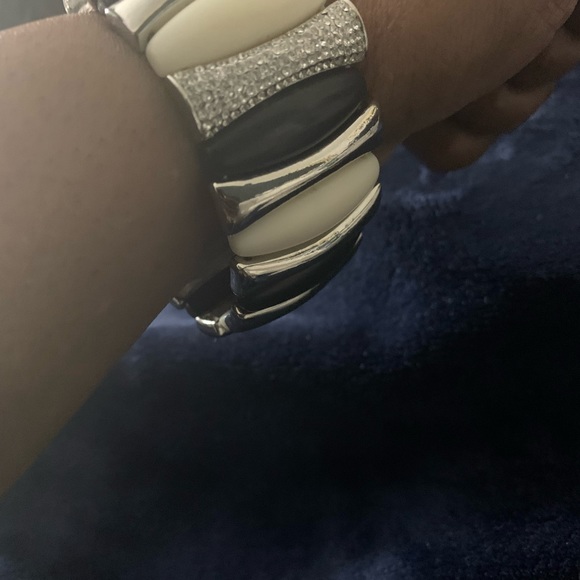 Pre-owned, gently used stretch black, white and silver sparkle bracelet. - Picture 10 of 10